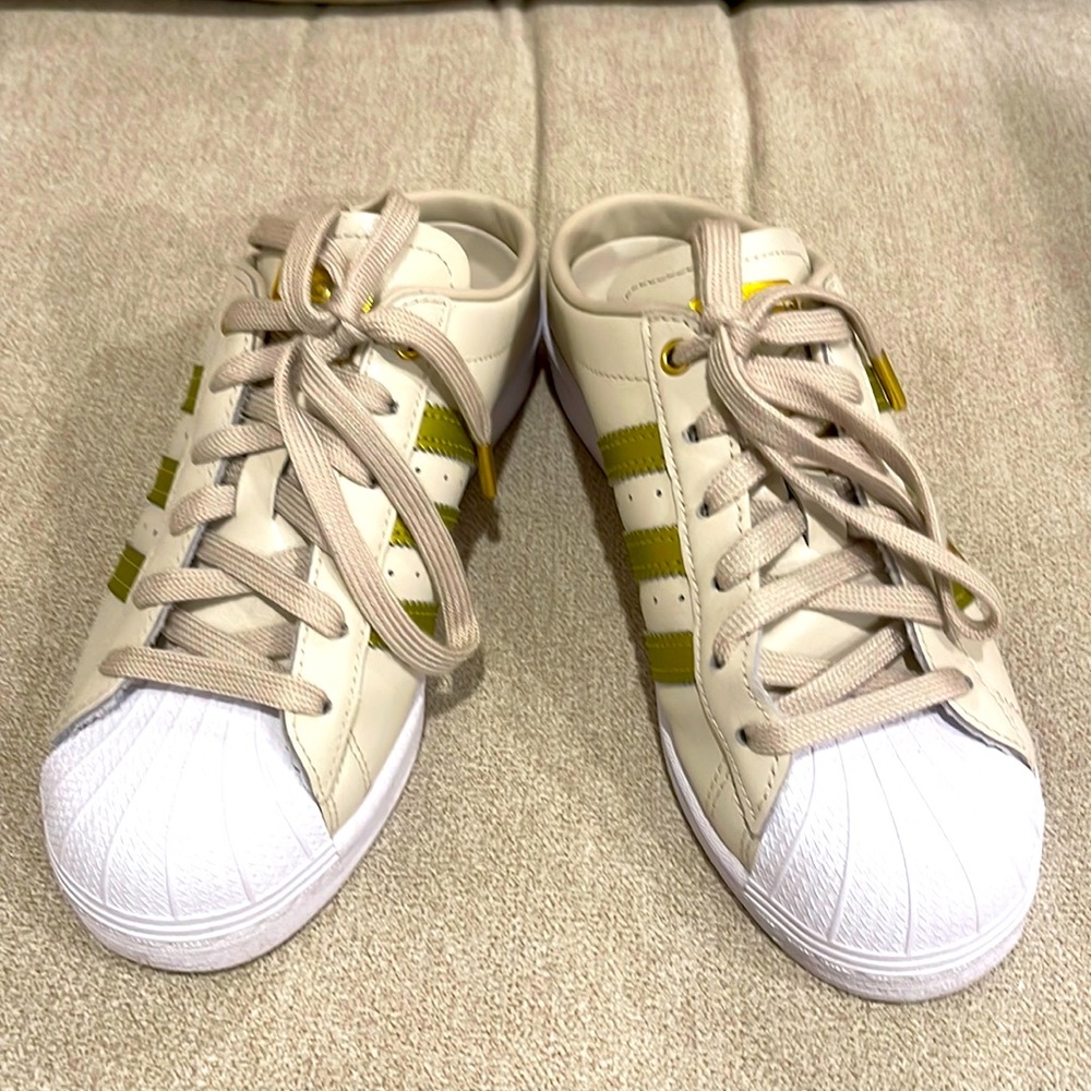 Size 5 Adidas Superstar slides⭐️